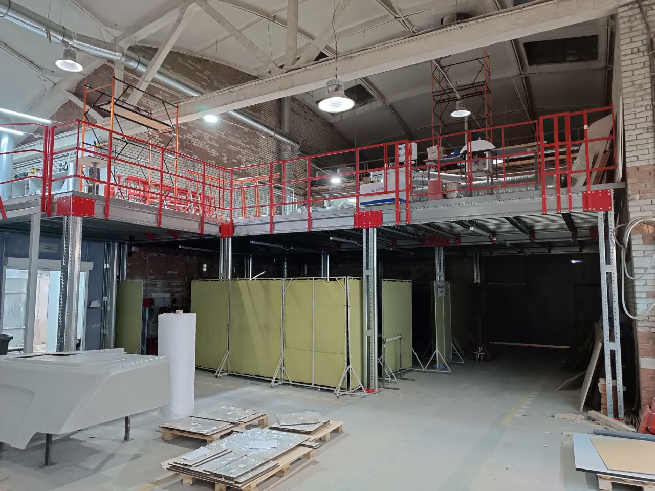 Завершены работы по установке покрасочной камеры и пешеходной горки на мезонине