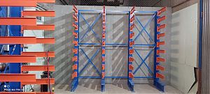 Установили консольные стеллажи