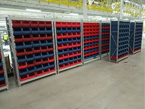 Установка стеллажей с пластиковыми ящиками КМС — надёжное решение для хранения на складе и в производстве