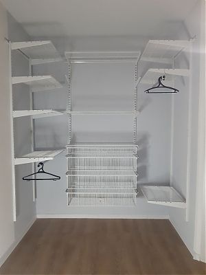 Установлена гардеробная система